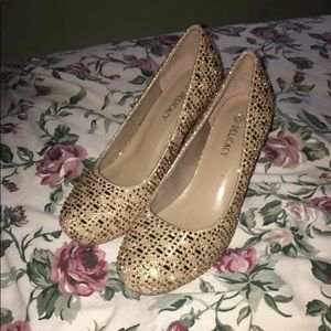 Gold Pumps